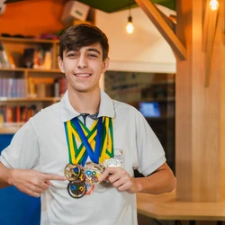 Com presença em Vitória e Vila Velha, o Centro Educacional Primeiro Mundo busca aliar excelência acadêmica, atividades extracurriculares e ensino de quatro idiomas