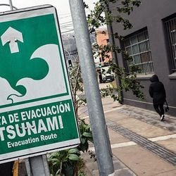 Vários fatores influenciam no tamanho da onda de tsunami quando chega à costa, entre eles a profundidade do fundo do mar e a topografia