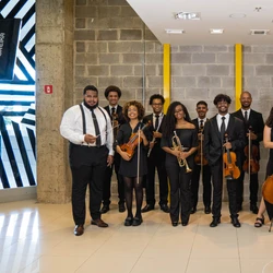 No palco com a cantora Mallu, grupo une ritmos clássicos e urbanos para inspirar jovens sobre futuro, identidade e escolhas possíveis por meio da arte.
