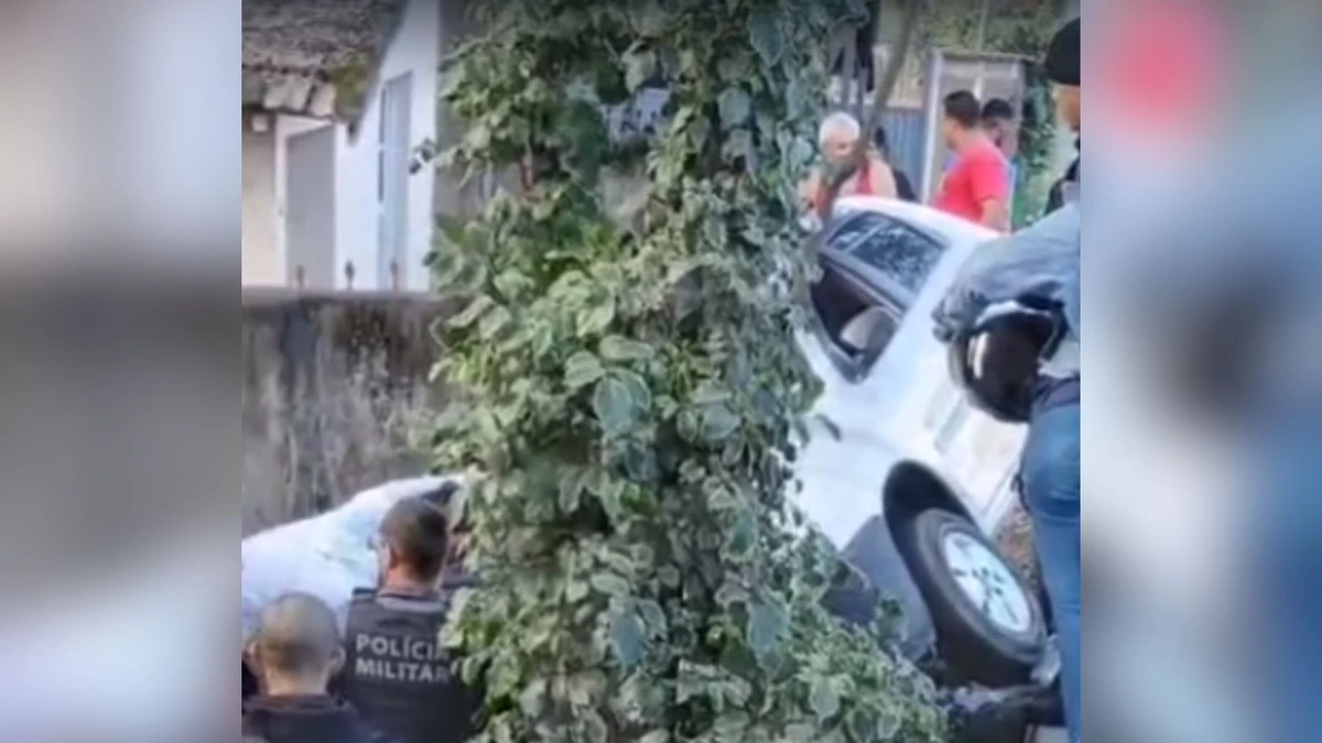 Carro invade ponto de ônibus e acerta pedestre em cariaci