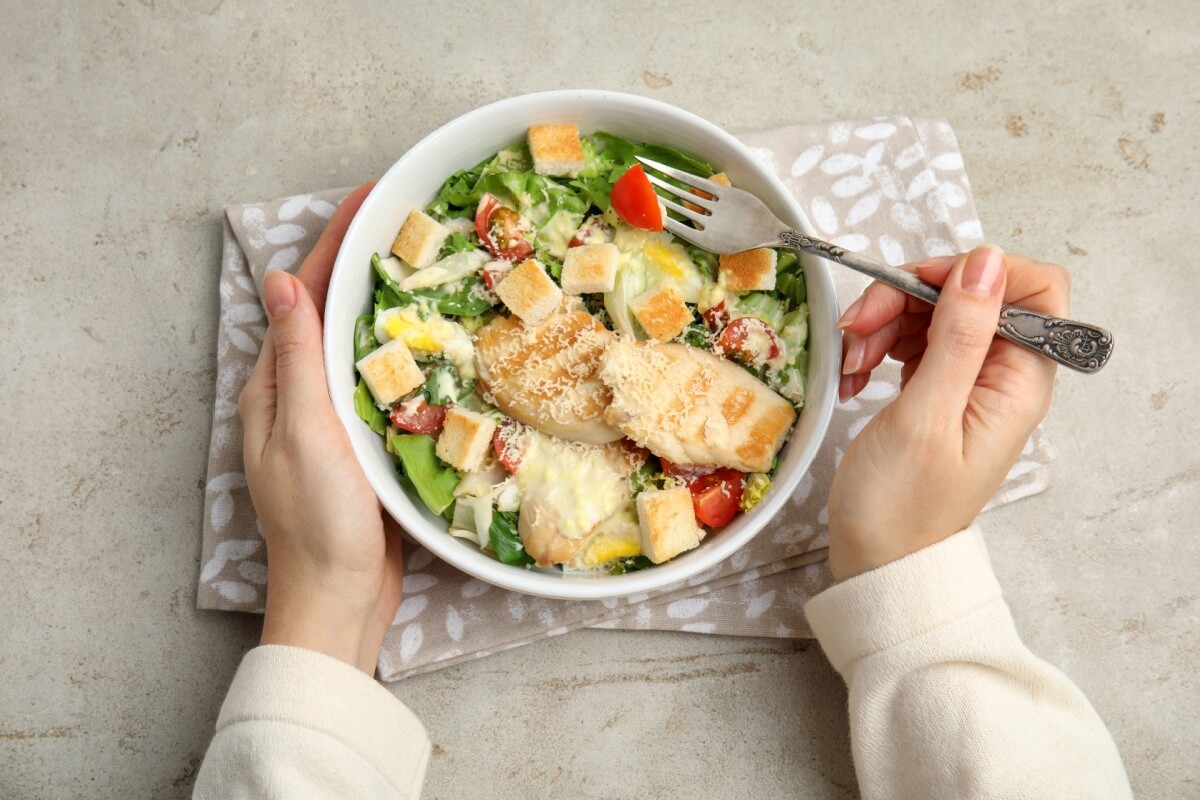 As proteínas devem fazer parte de uma alimentação equilibrada (Imagem: New Africa | Shutterstock)