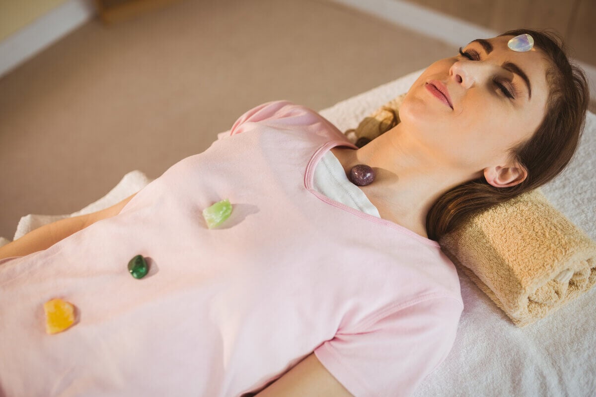 Cristais oferecem relaxamento e paz para o sono (Imagem: wavebreakmedia | Shutterstock)