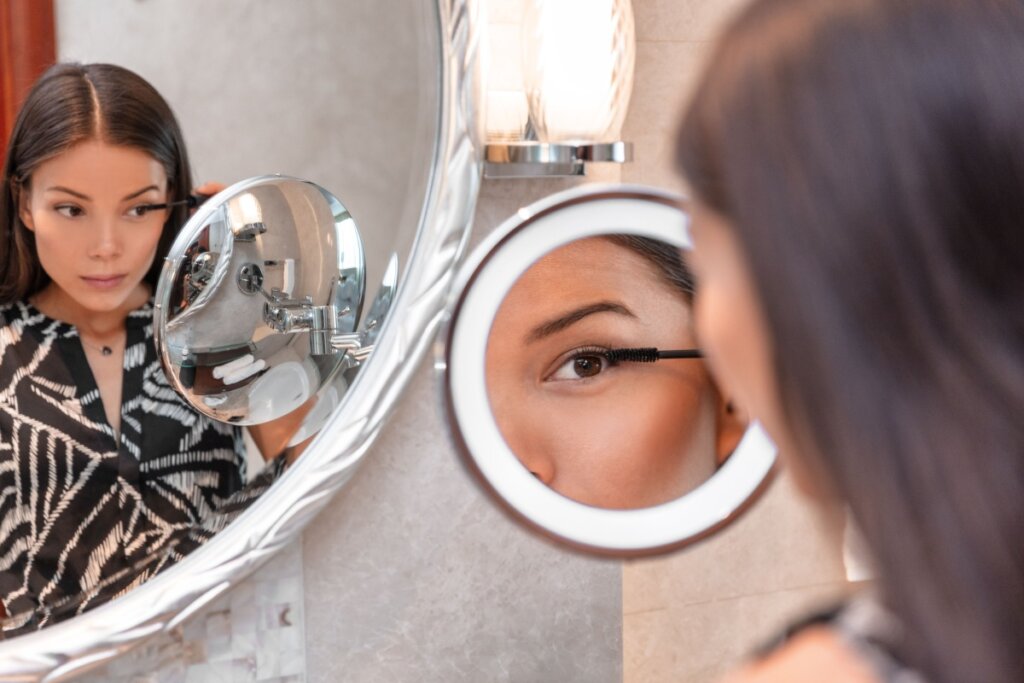 O espelho com LED ajuda a ver cada detalhe com nitidez (Imagem: Maridav | Shutterstock)