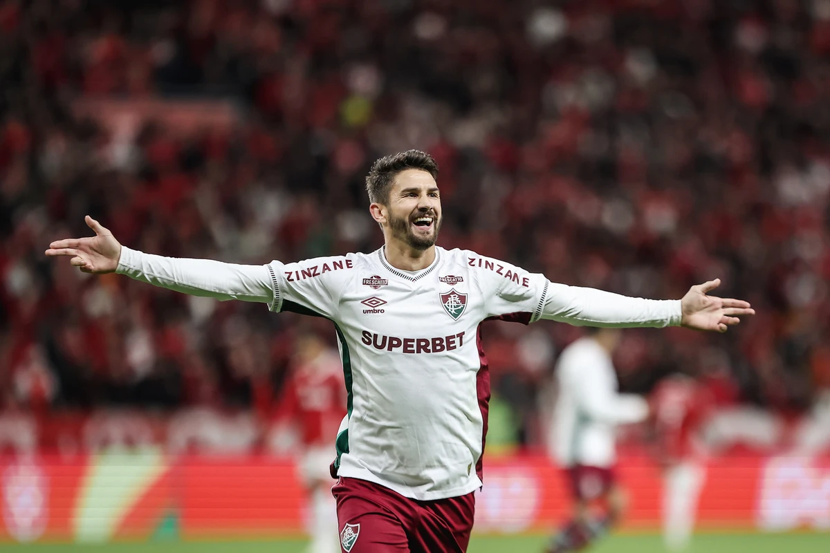 Everaldo marcou os dois gols da vitória do Fluminense sobre o Internacional