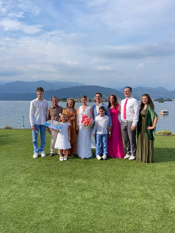 Iracema e André Serafim celebram Bodas de Porcelana em cenário cinematográfico no Lago Maggiore, na Itália