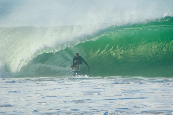 Surfista pega onda em Regência, litoral de Linhares