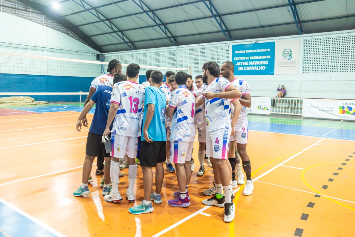 Time masculino treinando na Sesport