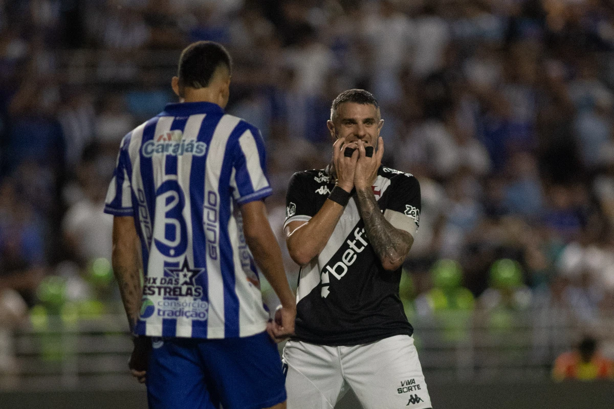 Vegetti tentou, mas não conseguiu tirar o zero do placar para o Vasco diante do CSA