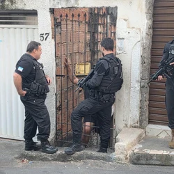 Grupo é suspeito de realizar mais de 800 saques em três dias, aproveitando falhas no sistema de um banco; operação foi realizada em quatro cidades da Grande Vitória