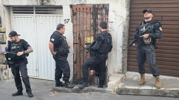 Grupo é suspeito de realizar mais de 800 saques em três dias, aproveitando falhas no sistema de um banco; operação foi realizada em quatro cidades da Grande Vitória