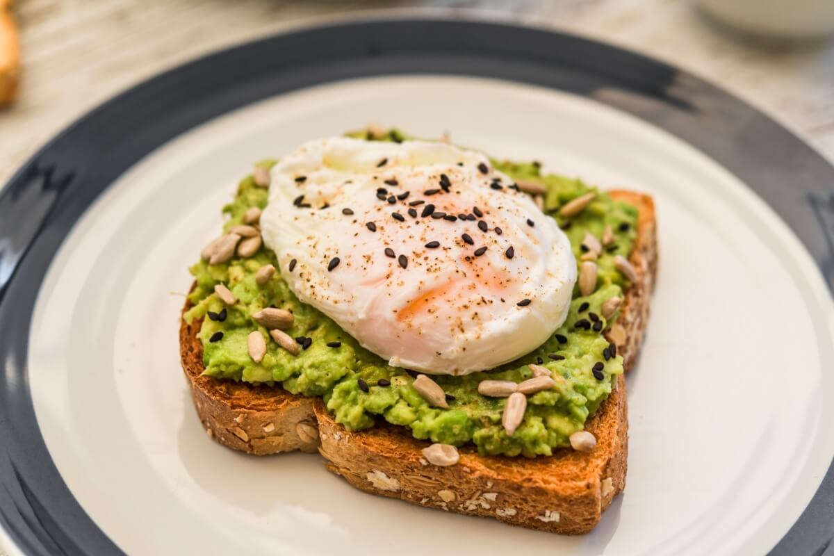 Ovo pochê com torrada integral e abacate (Imagem: Alexandr Vorobev
| Shutterstock)