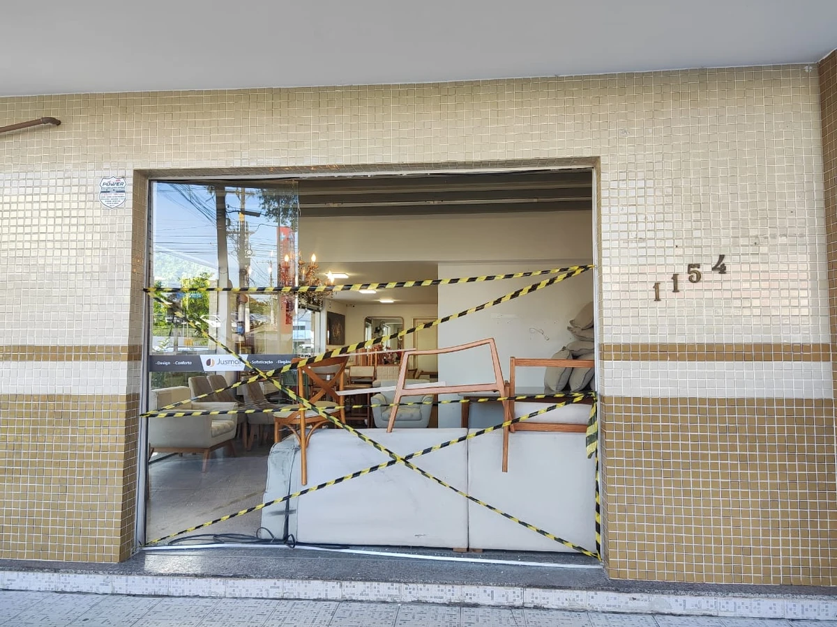 Fachada da loja atingida por moto no Centro de Linhares