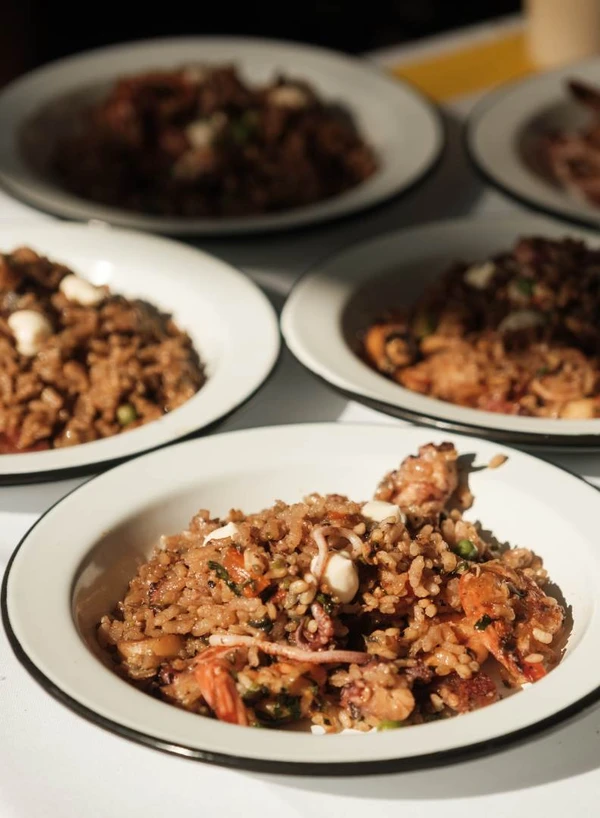 Paella na calçada do Eugênio Bar e Cozinha, em Vitória