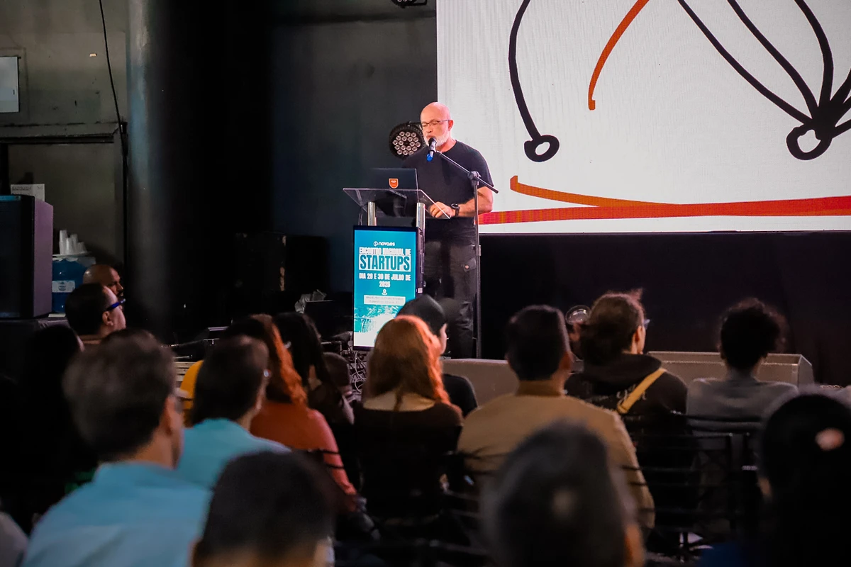 Silvio Meira durante palestra no segundo dia da Feira InovaES 2025, em Vitória