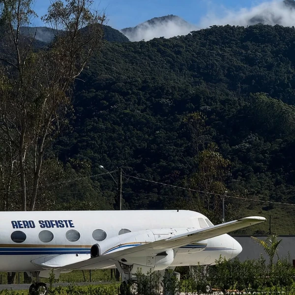  Aeronave Grumman Gulfstream I virou suíte de luxo na pousada  Aero Sofiste por Instagram/@aerosofiste
