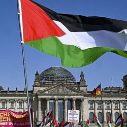 O forte apoio da Alemanha a Israel tem sólidas bases históricas e estratégicas. Mas a guerra na Faixa de Gaza começa a enfraquecer o ambiente político em relação a esta aliança.