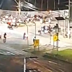 Vídeos mostram grupos circulando nos bairros José de Anchieta e Serra Dourada; prefeitura diz que reforçou fiscalização