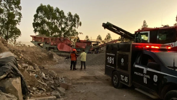 Preso de 23 anos caiu em uma máquina compactadora em uma usina de recolhimento de entulho; óbito foi confirmado ainda no local do acidente, no bairro Darly Santos