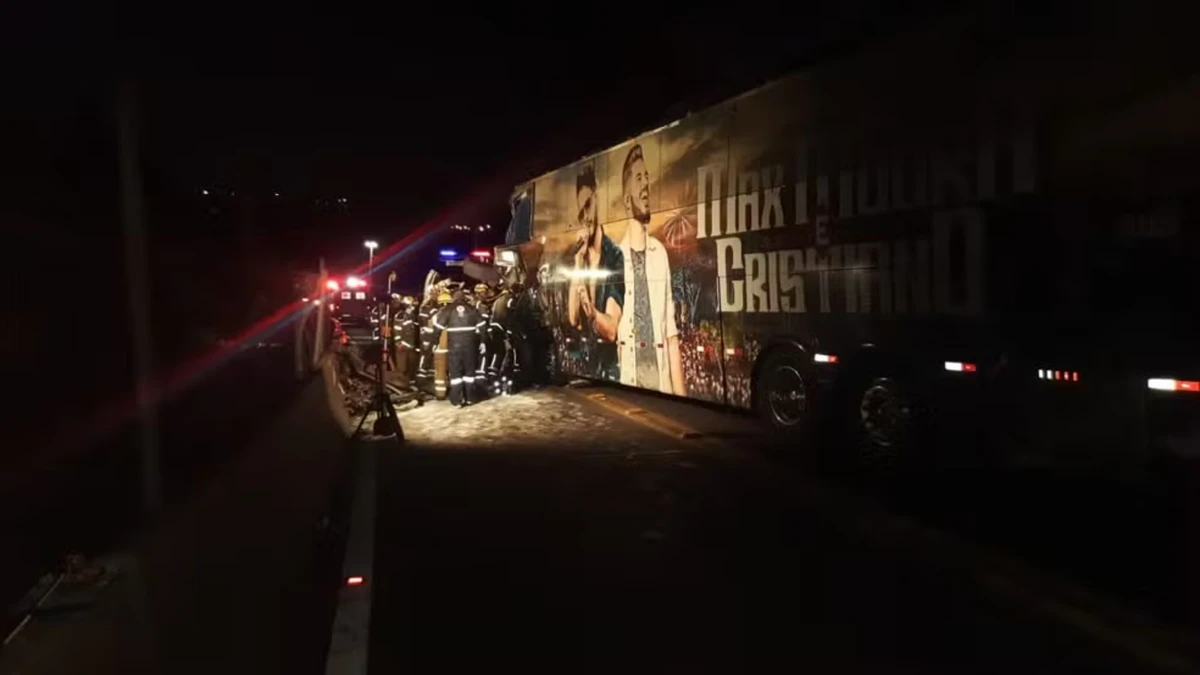 Acidente entre ônibus e caminhão no RS