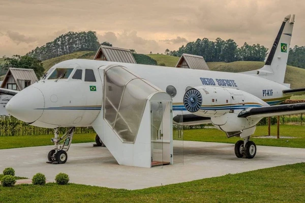 Aeronave Grumman Gulfstream I vira suíte de luxo em pousada Aero Sofiste, no Espírito Santo