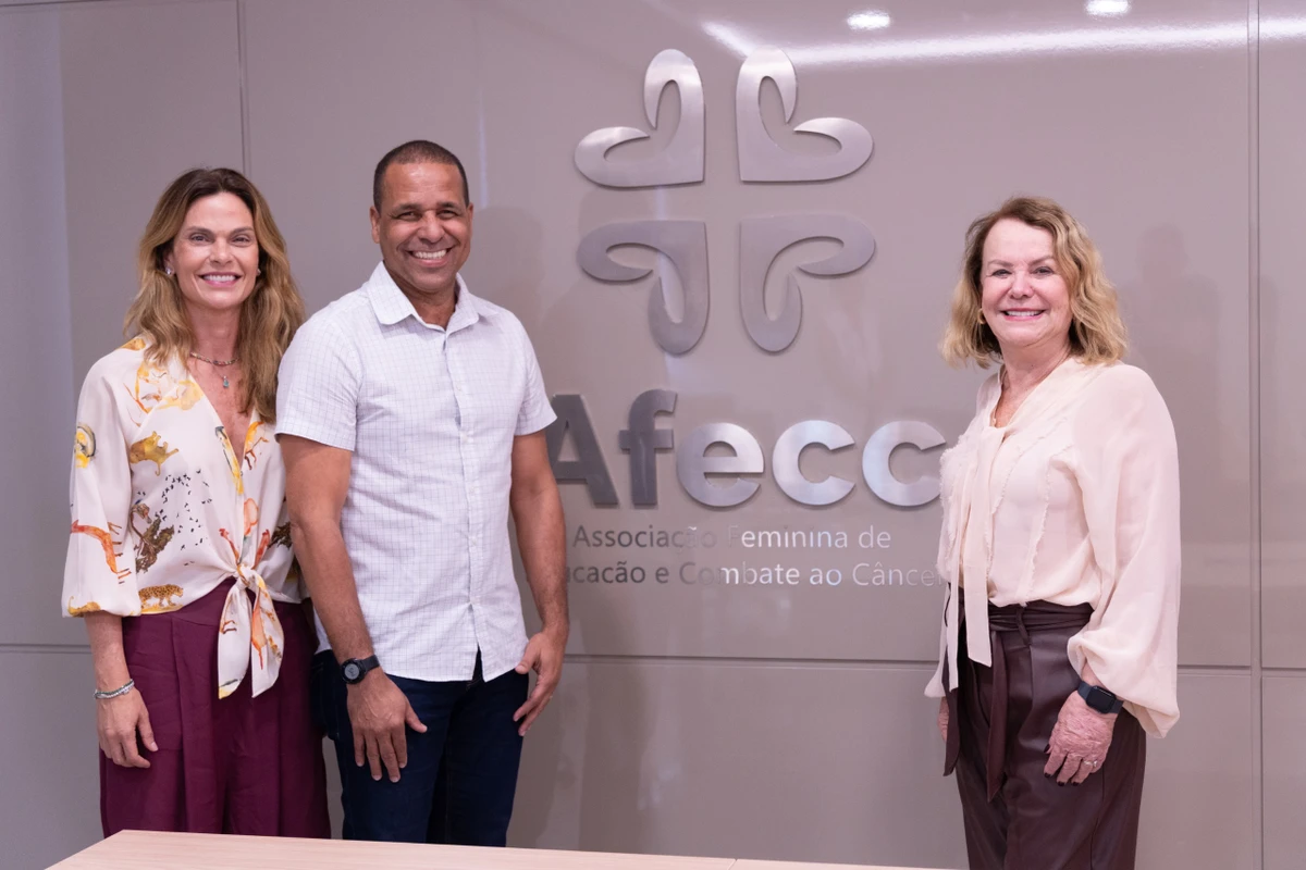 ariana Buaiz, diretora da Afecc, com Juninho, ex-prefeito de Cariacica, e Marilucia Dalla, presidente da Afecc