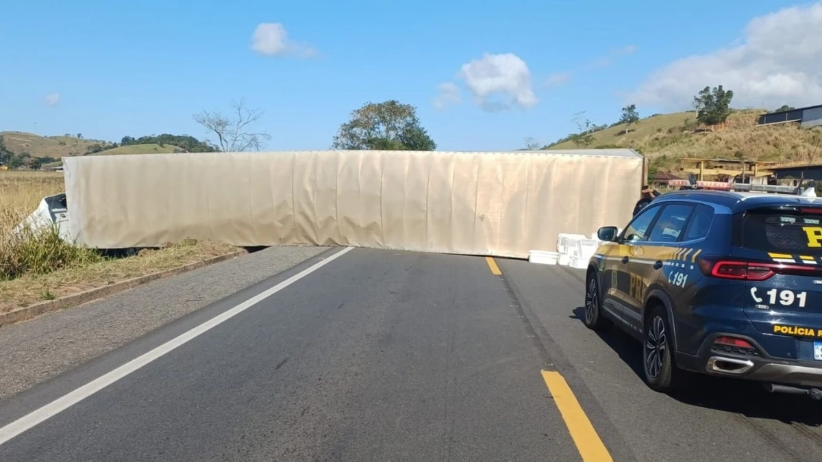 Carreta tomba e interdita BR 101 em Atílio Vivácqua 
