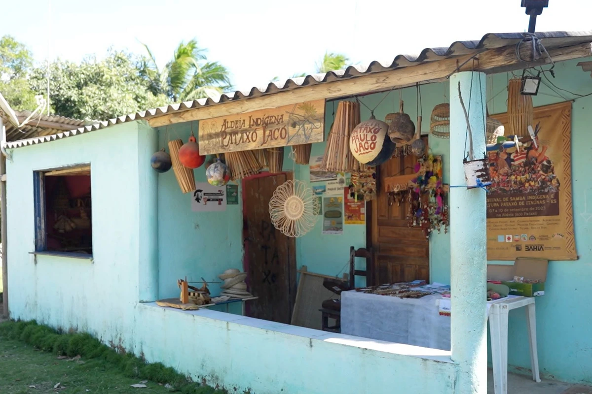 Itaúnas também conta com a presença dos indígenas pataxós e seus artesanatos