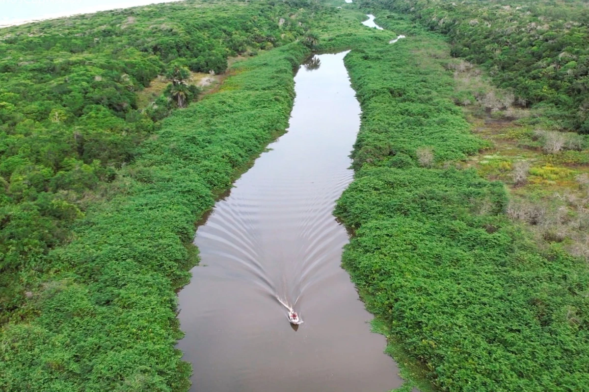 O rio Itaúnas é um dos locais mais bonitos da região, ideal para passeios de caiaque