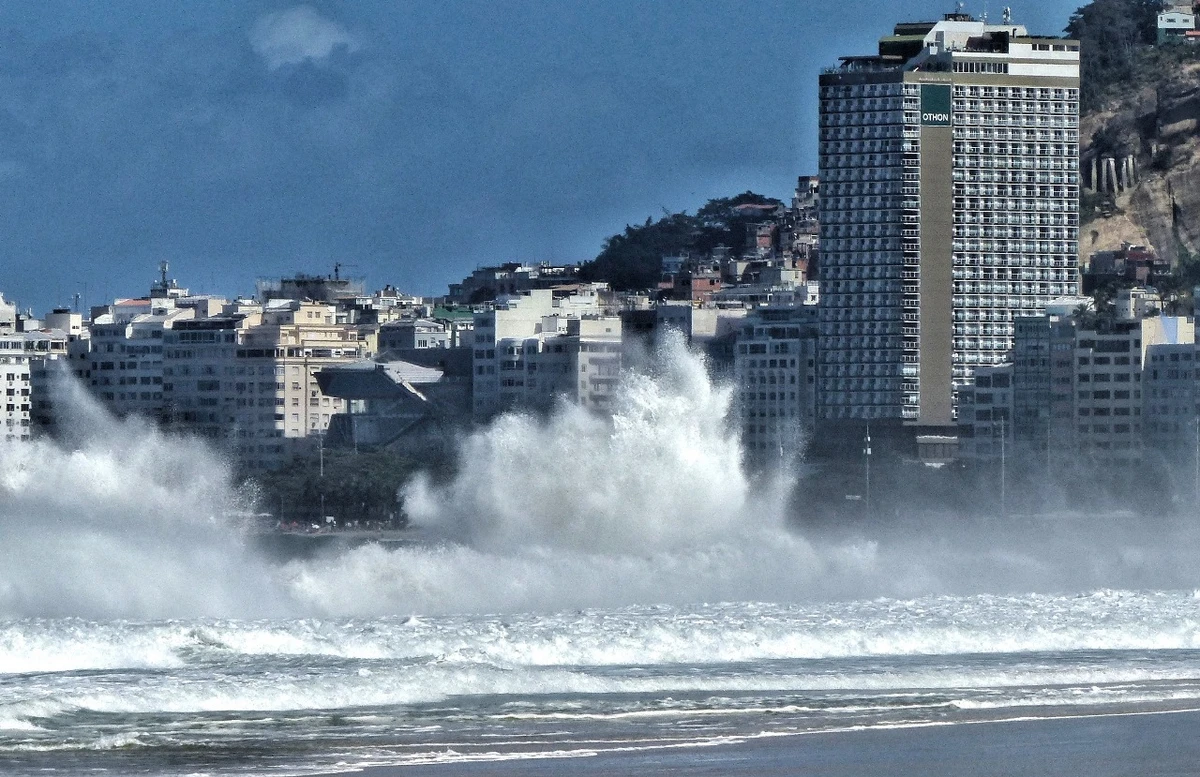 Ressaca na praia do Leme (RJ), com ondas fortes e altas e muito vento. Poucos banhistas e turistas se arriscam a entrar no mar, nesta quarta feira (30).
