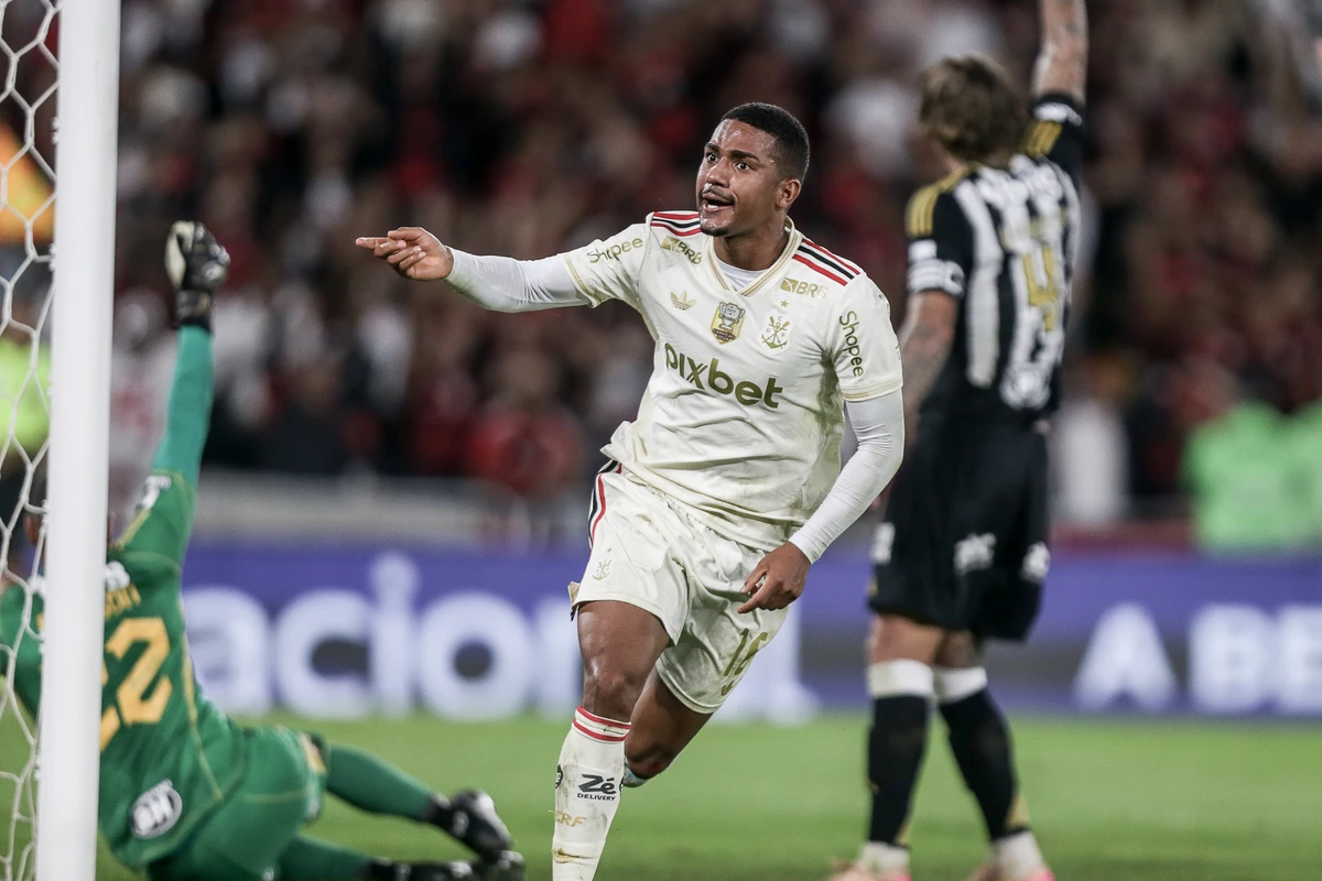 Samuel Lino fez gol que foi anulado por impedimento