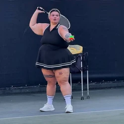 Após levantar a bandeira da aceitação corporal, dançarina perde 55 kg e é acusada de trair o movimento, o que ela nega: 'Meu corpo gordo me levou a lugares inimagináveis'