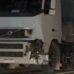 Motorista contou que motociclista tentava ultrapassar outro veículo quando bateu do caminhão, na madrugada deste sábado (2) em Conduru, zona rural do município