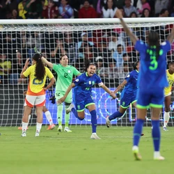 A seleção brasileira feminina venceu a Colômbia nos pênaltis por 5 a 4 neste sábado (2), após empate por 4 a 4 no tempo normal
