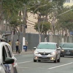 Suspeito se jogou do segundo andar do PA da Glória para tentar fugir de policiais, mas foi agredido por pessoas em situação de rua e, então, detido pelos militares