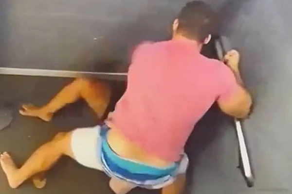 Câmera do elevador registrou período em que Igor Eduardo agride namorada com mais de 60 socos