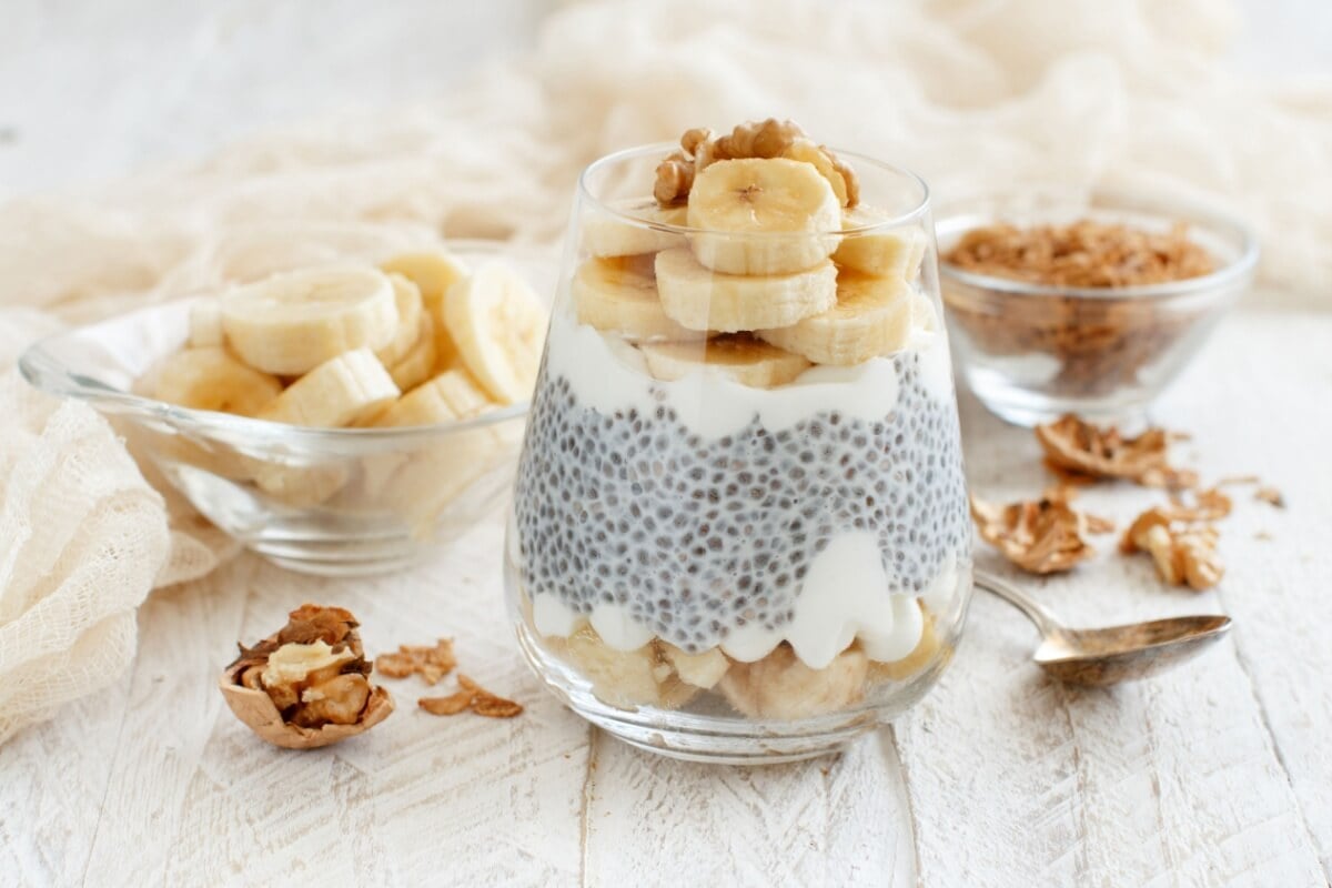 Pudim de chia com nozes e banana (Imagem: Katrinshine | Shutterstock)