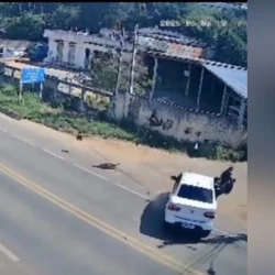 Segundo a Polícia Militar, apesar de ter se levantado, o motociclista foi socorrido e levado para um hospital. Não foram dados mais detalhes sobre o estado de saúde dele