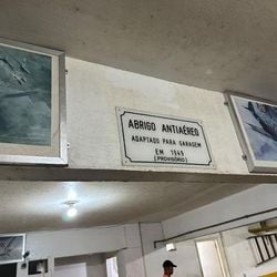 Temor de ataques durante a Segunda Guerra obrigou prédios a construírem subterrâneos reforçados para proteger moradores de bombardeios a partir de 1942; quem morava em casas era incentivado a cavar trincheiras em seus quintais.