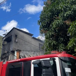 Em meio ao incêndio, pelo menos duas pessoas se feriram e precisaram de atendimento do Samu; prédio deve passar por perícia dos Bombeiros em breve