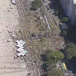 Proibido de sair de casa, ex-presidente acompanha de casa, e Michelle participa em Belém; manifestantes exaltam Trump