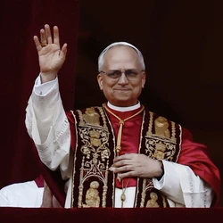 No meio desse tiroteio, o Papa Leão XIV prega incessantemente a paz. Pede o fim dos conflitos, o diálogo e as orações, convidando os fiéis a serem “construtores de uma paz desarmada e desarmante”