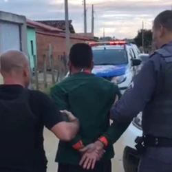 Segundo PM, ele foi localizado escondido em uma casa no distrito de São João do Sobrado e ao perceber a presença policial, se rendeu