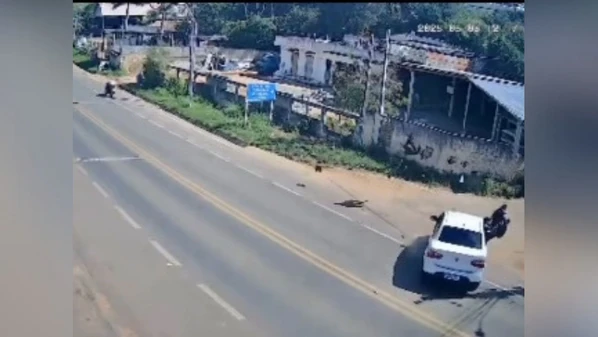 Segundo a Polícia Militar, apesar de ter se levantado, o motociclista foi socorrido e levado para um hospital. Não foram dados mais detalhes sobre o estado de saúde dele