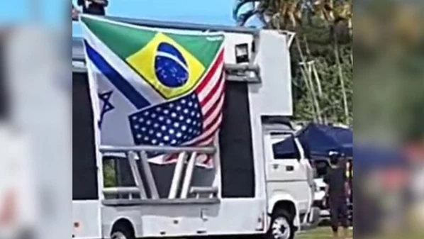 A manifestação, além de ser voltada para apoio ao ex-presidente, também exalta os Estados Unidos e tem como alvo críticas ao ministro Alexandre de Moraes, do Supremo Tribunal Federal (STF) e ao presidente Luís Inácio Lula da Silva (PT)