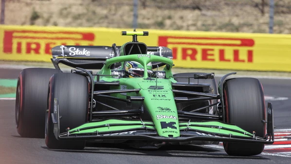 Brasileiro largou em sétimo e logo ganhou a posição à frente, mantendo-a até o fim da prova; Piastri fechou a dobradinha da McLaren e Russel completou o pódio