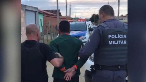 Segundo PM, ele foi localizado escondido em uma casa no distrito de São João do Sobrado e ao perceber a presença policial, se rendeu