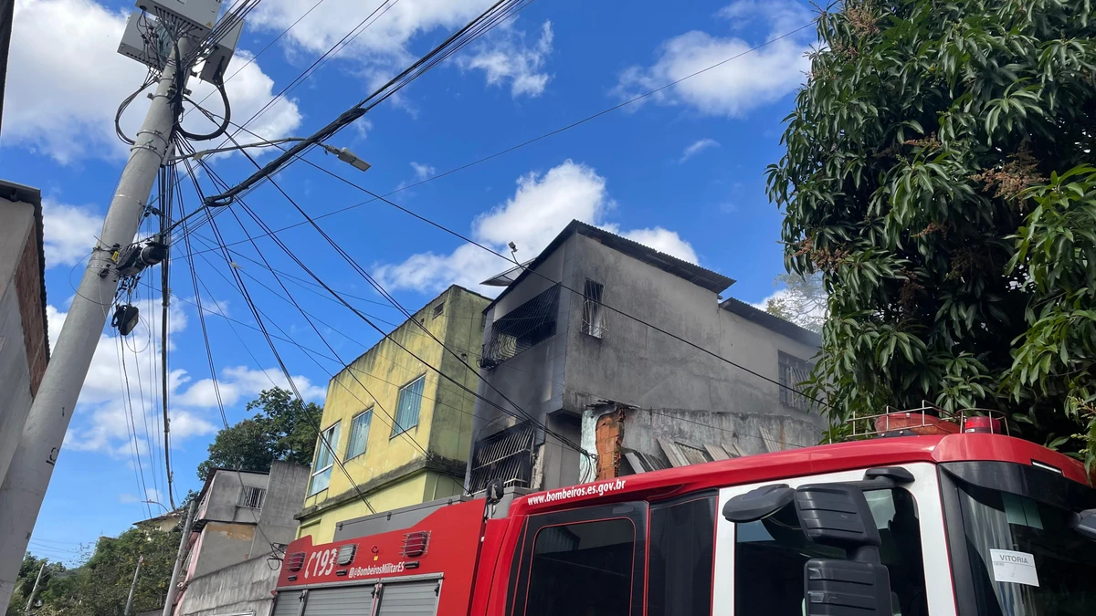 Chamas consumiram boa parte do imóvel na manhã deste domingo (3)