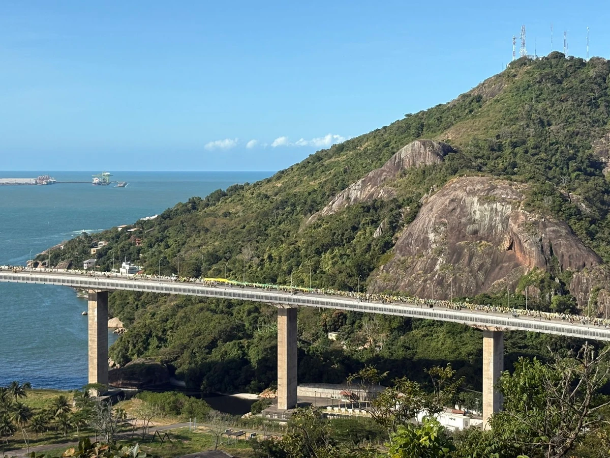 Grupo foi visto na Terceira Ponte na tarde deste domingo (3)