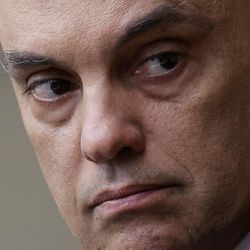 Para ministro Bolsonaro descumpriu de forma deliberada ordens judiciais — especialmente a proibição de uso de redes sociais e a tentativa de interferir no curso das investigações