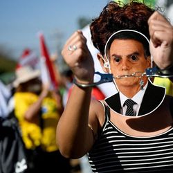 Filhos e aliados de Bolsonaro classificaram prisão domiciliar como símbolo do fim da ditadura no Brasil, enquanto opositores falaram em desrespeito de Bolsonaro às medidas cautelares.